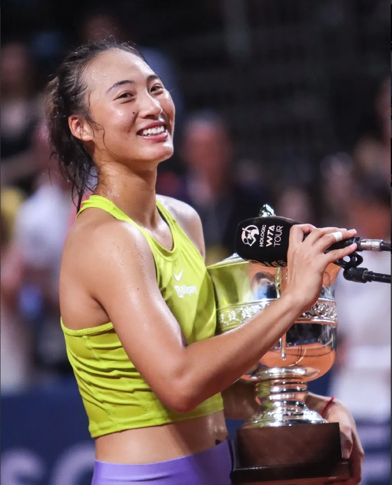 女足球运动员在国际比赛中勇敢奋斗